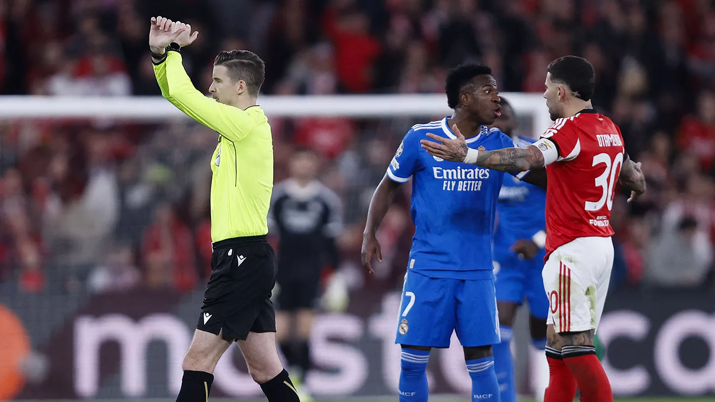 El árbitro activa el protocolo contra racismo tras el incidente de Prestianni con Vinicius.