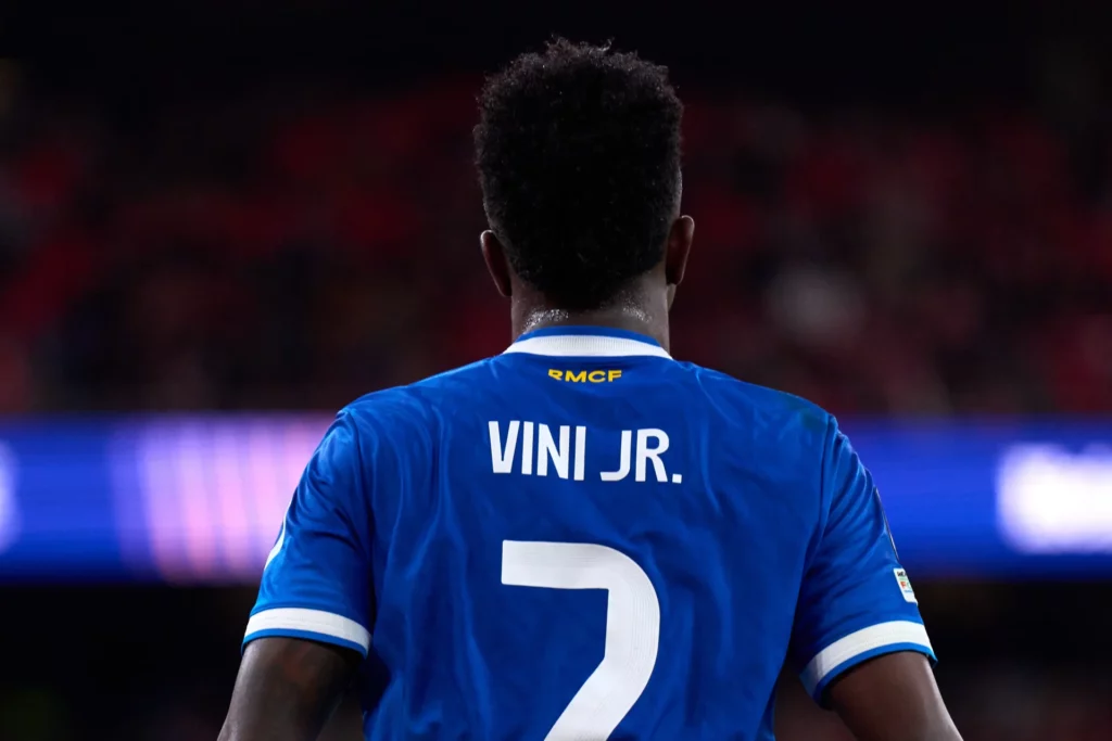 Vinicius Junior, con la equipación azul visitante del Real Madrid.