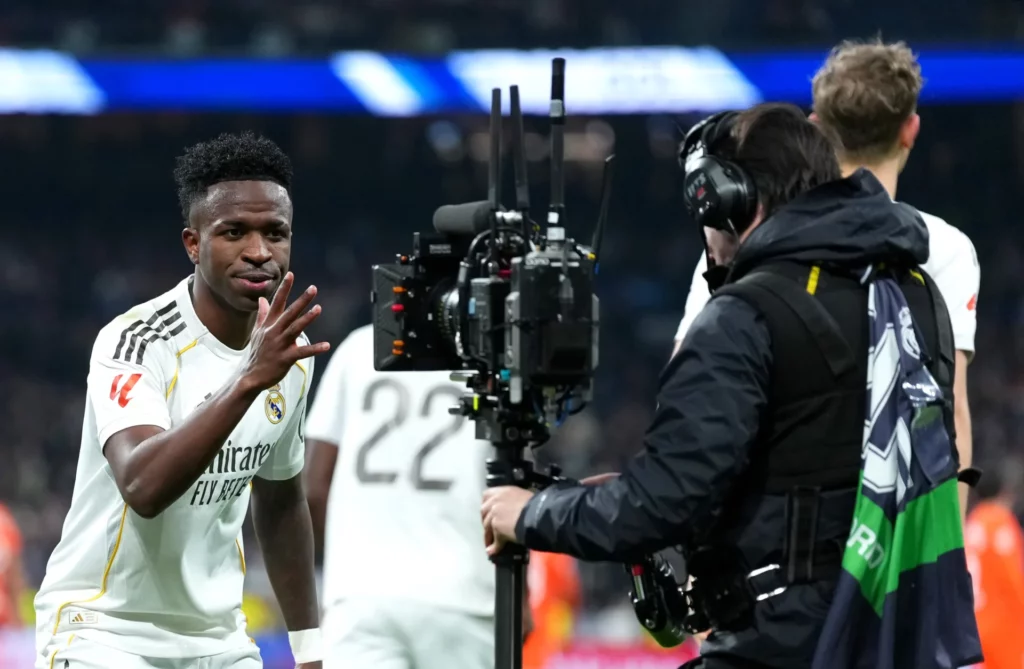 Vinicius celebra ante la cámara un gol a la Real Sociedad en el Santiago Bernabéu.