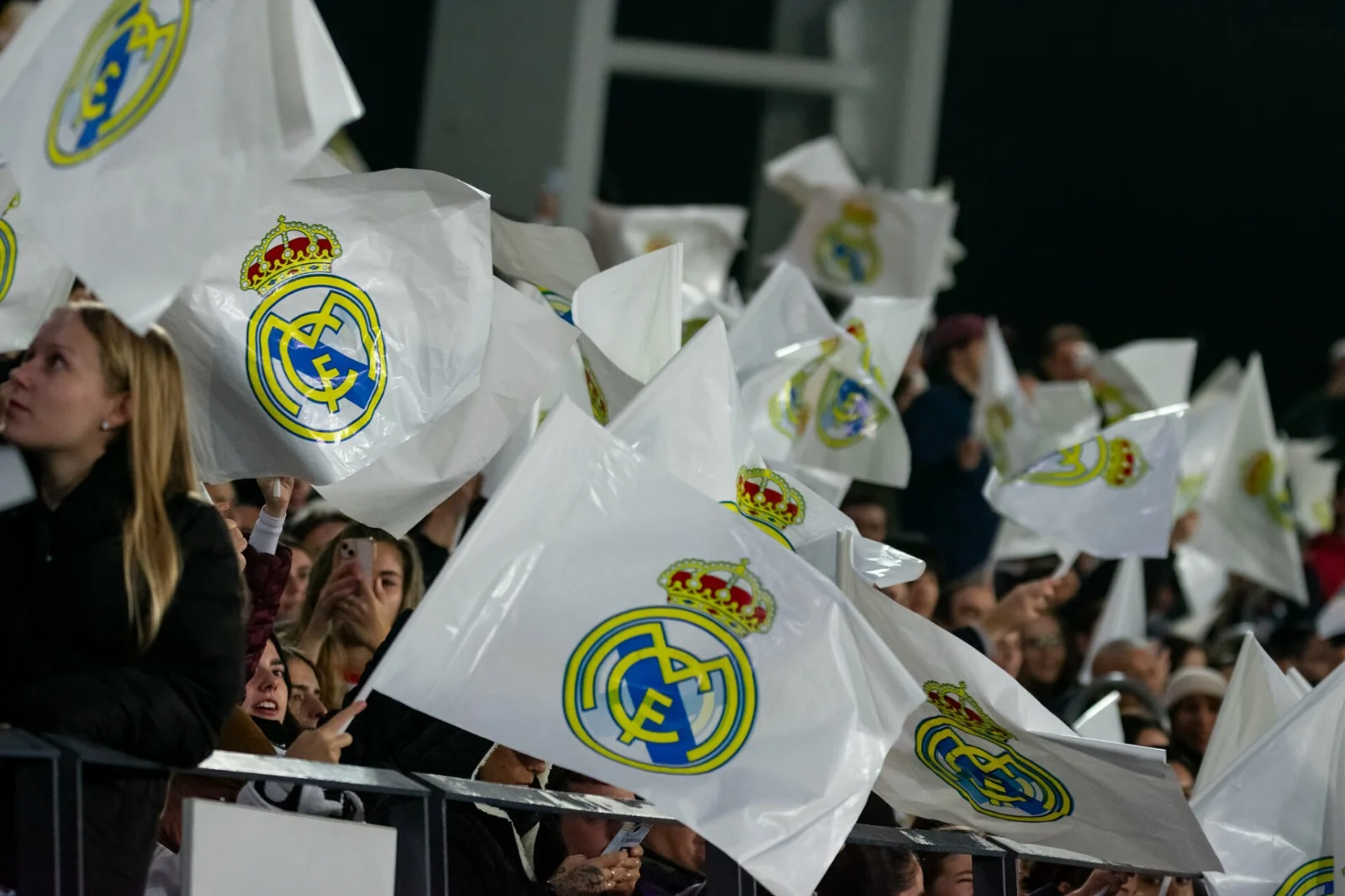 Aficionados del Real Madrid Femenino en la grada del Alfredo Di Stéfano con banderas blancas y el escudo del club