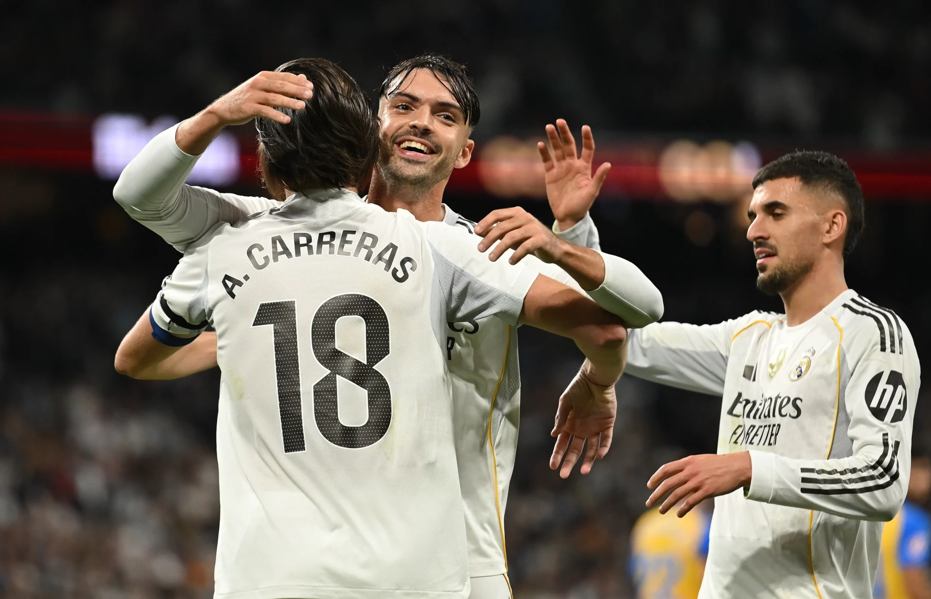 Álvaro Carreras y Raúl Asencio celebran un gol con el Real Madrid