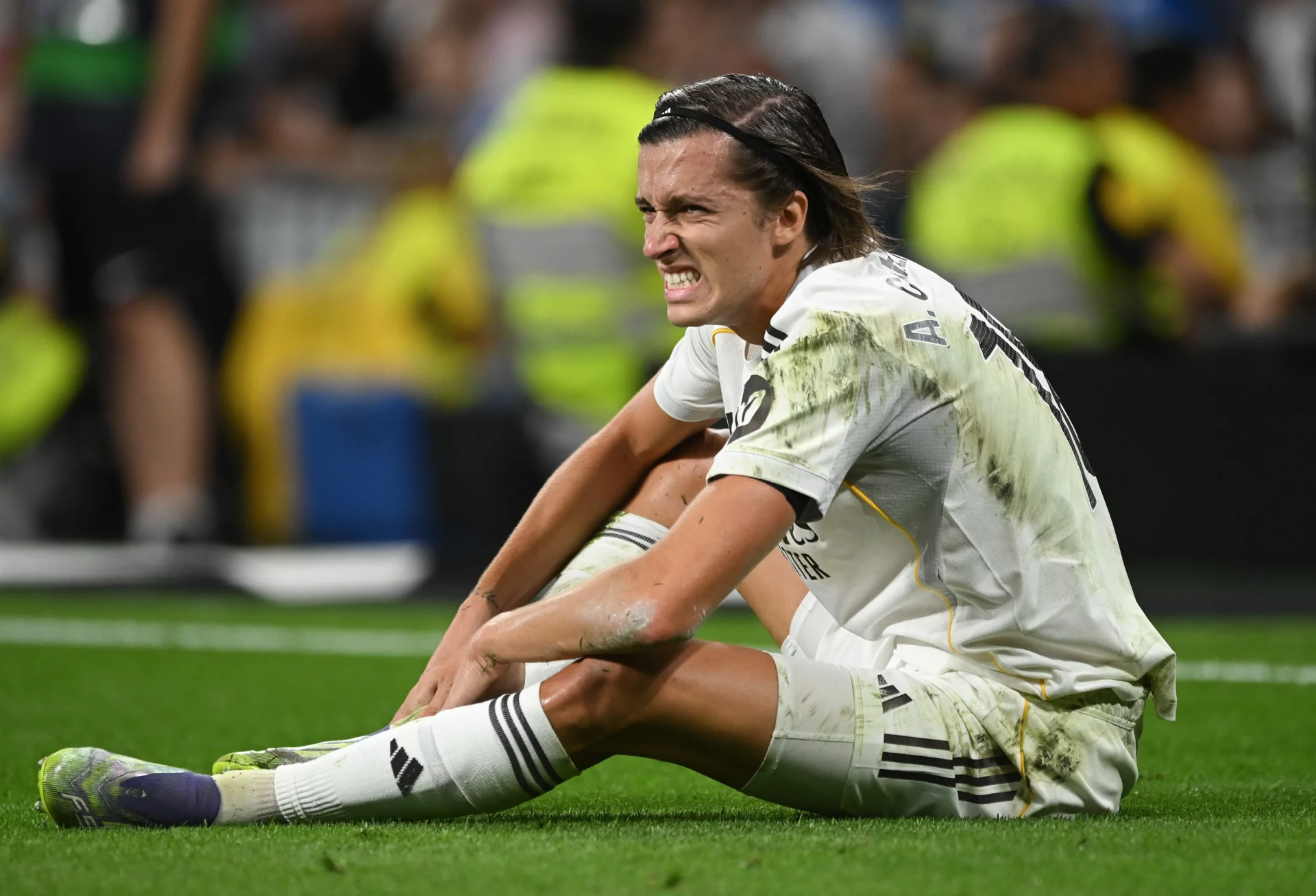 Álvaro Carreras se duele en el césped durante un partido del Real Madrid.