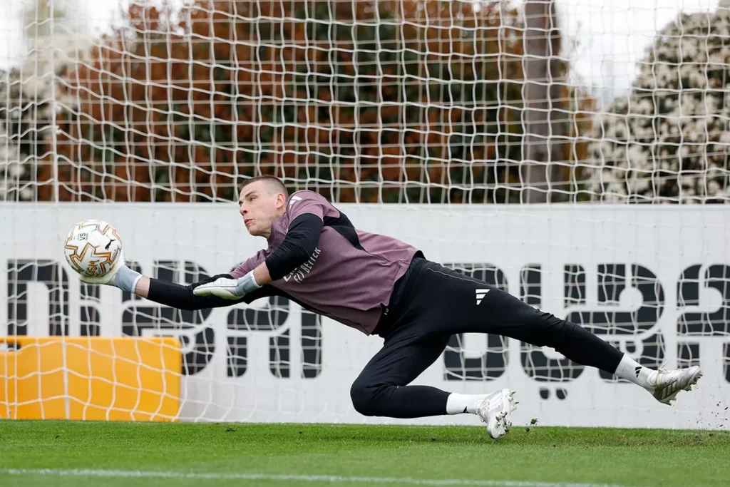 Andriy Lunin, durante el último entrenamiento del Real Madrid antes del derbi ante el Atlético.