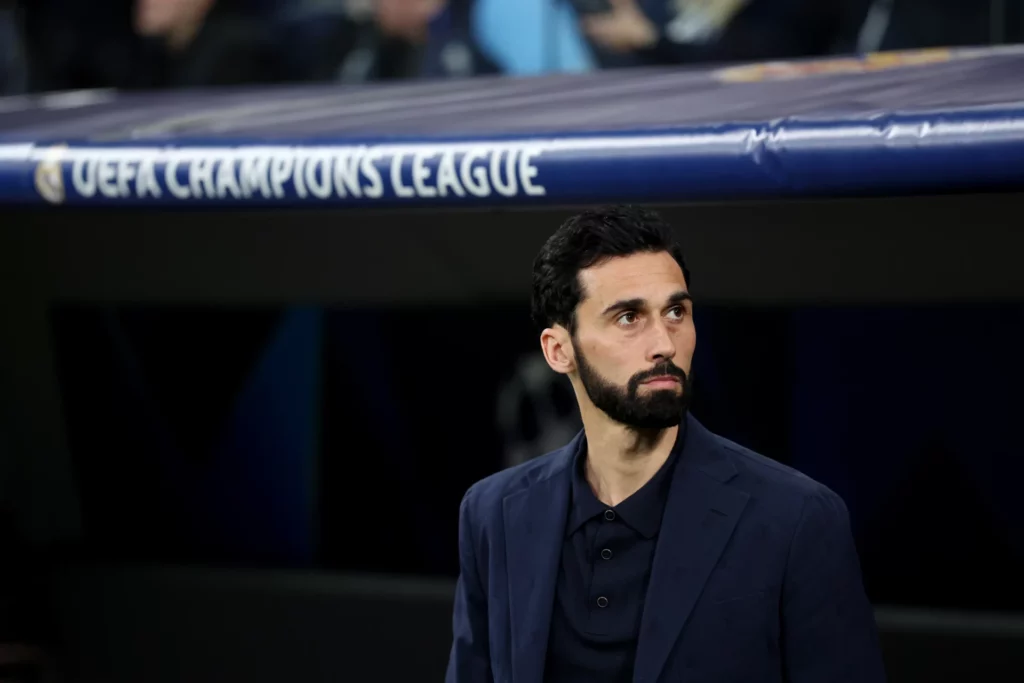 Álvaro Arbeloa delante del banquillo del Real Madrid en un partido de la Champions League.