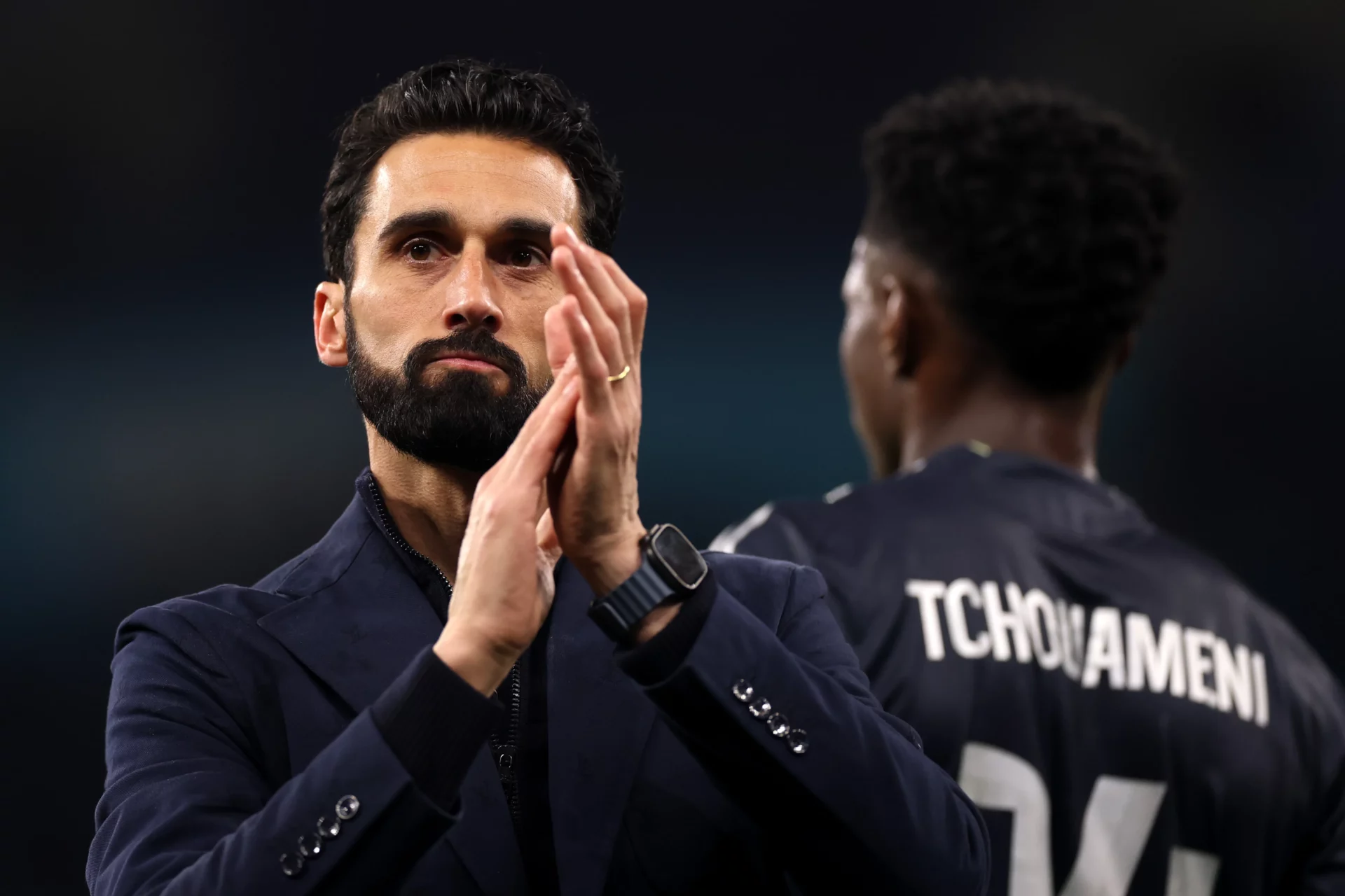 Álvaro Arbeloa aplaude a la afición del Real Madrid durante la celebración por el pase a cuartos de Champions League.