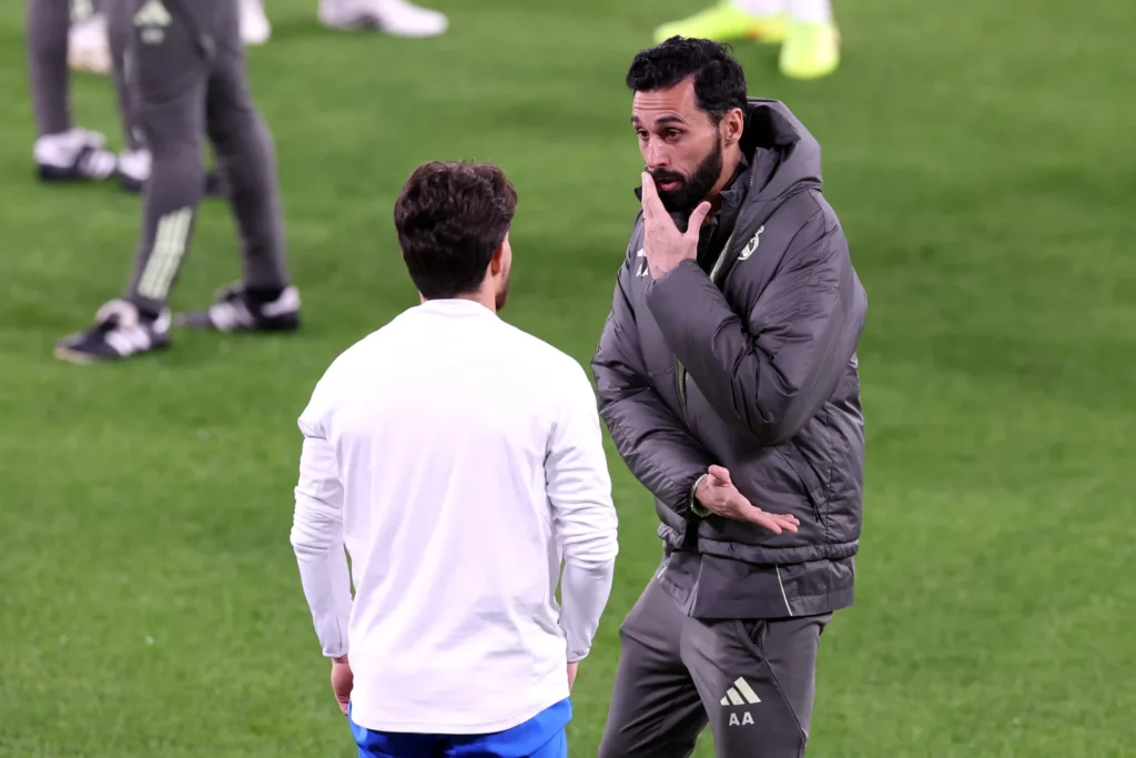 Álvaro Arbeloa habla con Fran García en el estadio del Manchester City.