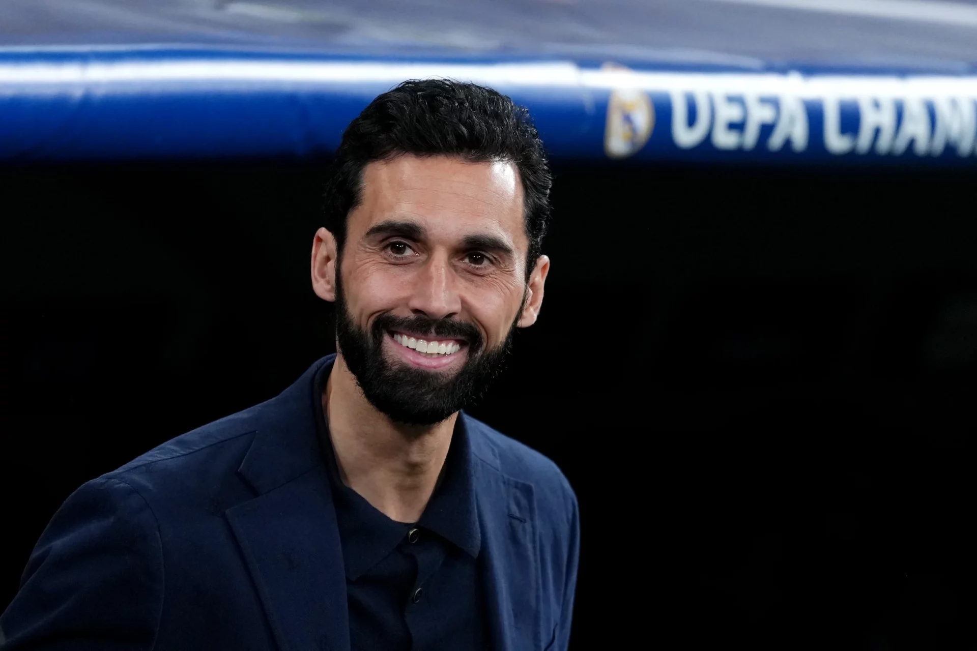 Álvaro Arbeloa sonríe durante el partido entre Real Madrid y Manchester City en el Bernabéu.