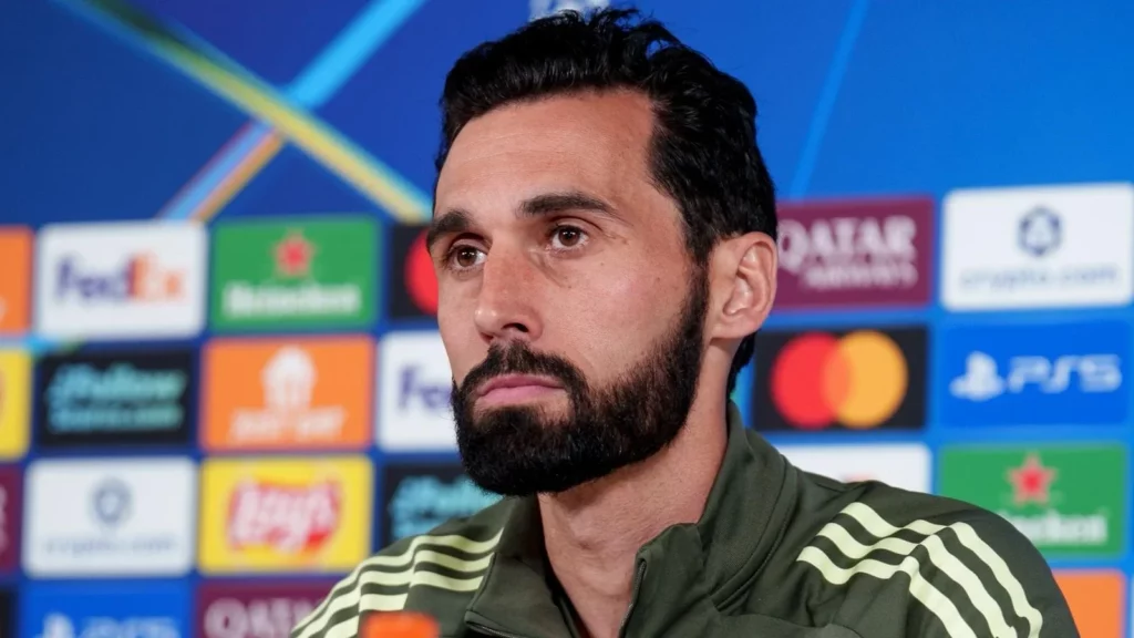Álvaro Arbeloa, con rostro serio durante una rueda de prensa de Champions League.