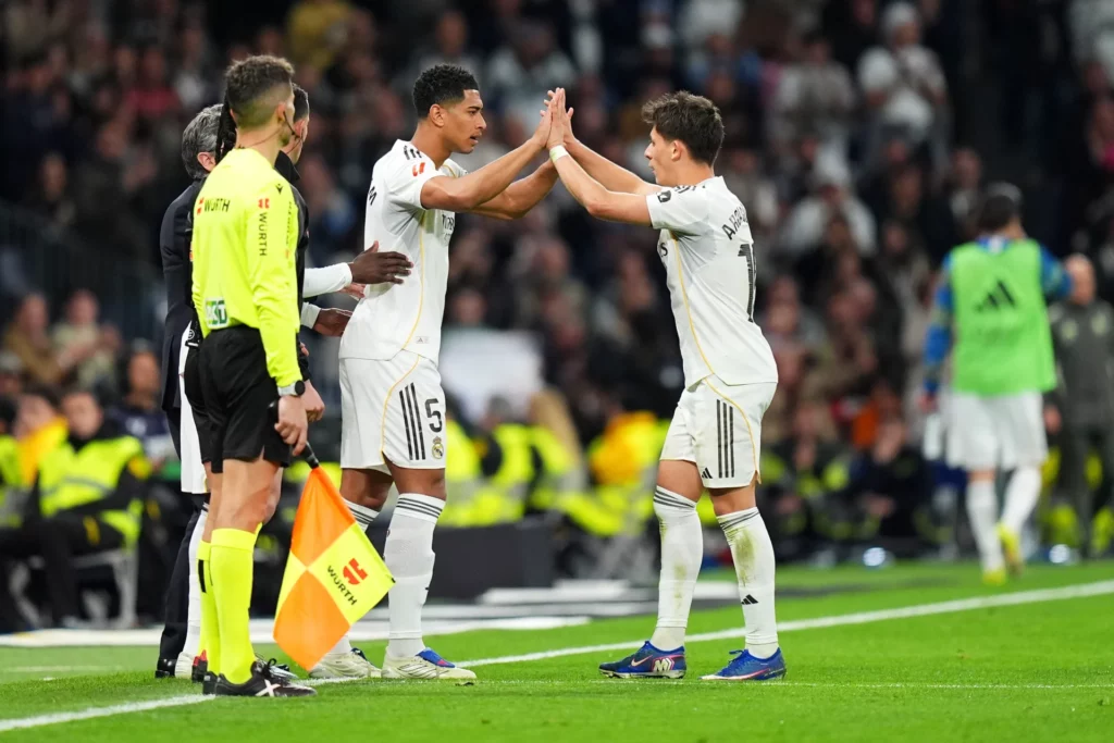 Jude Bellingham entra al campo sustituyendo a Arda Güler en un partido del Real Madrid en el Santiago Bernabéu.