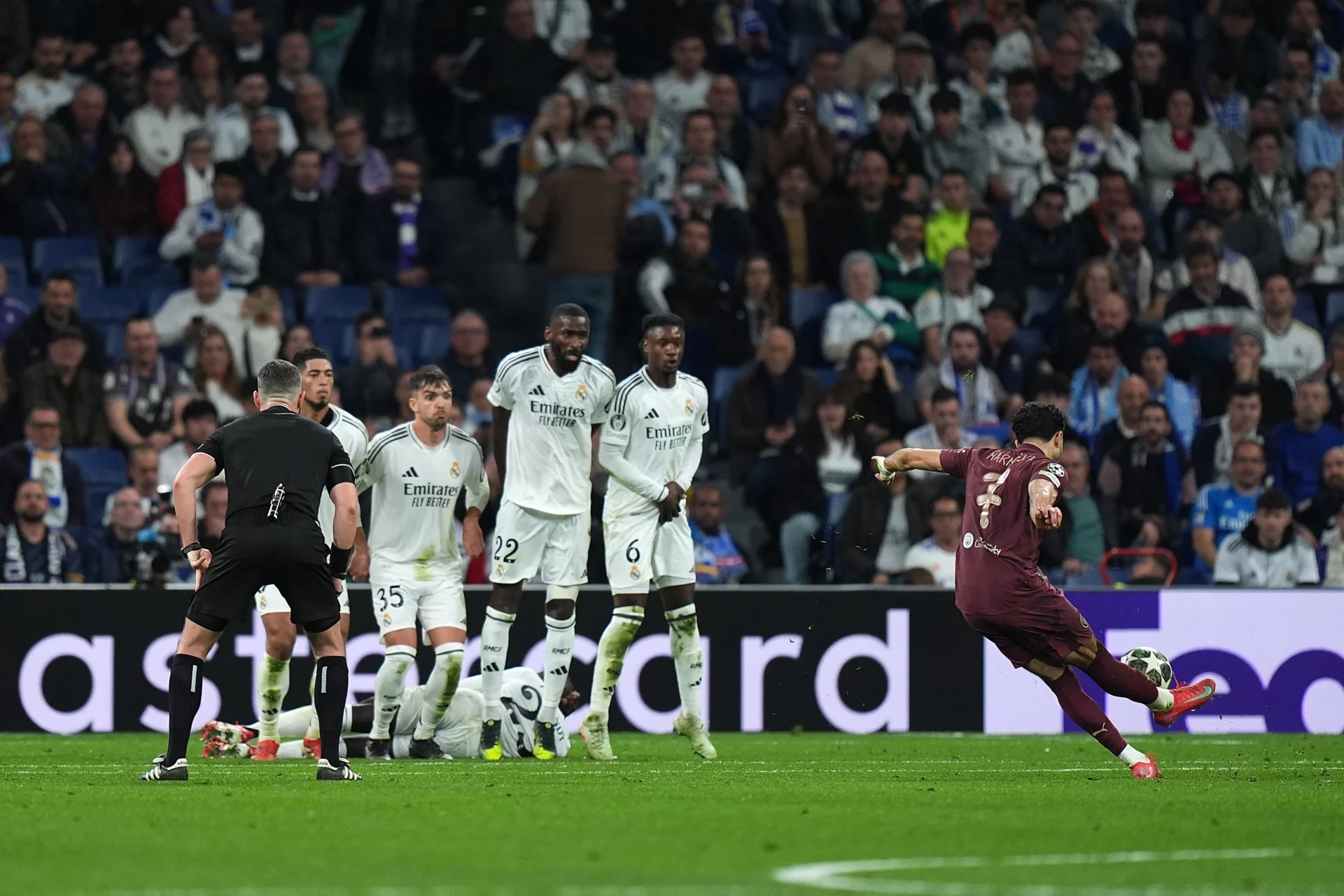 Asientos vacíos en el Santiago Bernabéu durante un Real Madrid - Manchester City