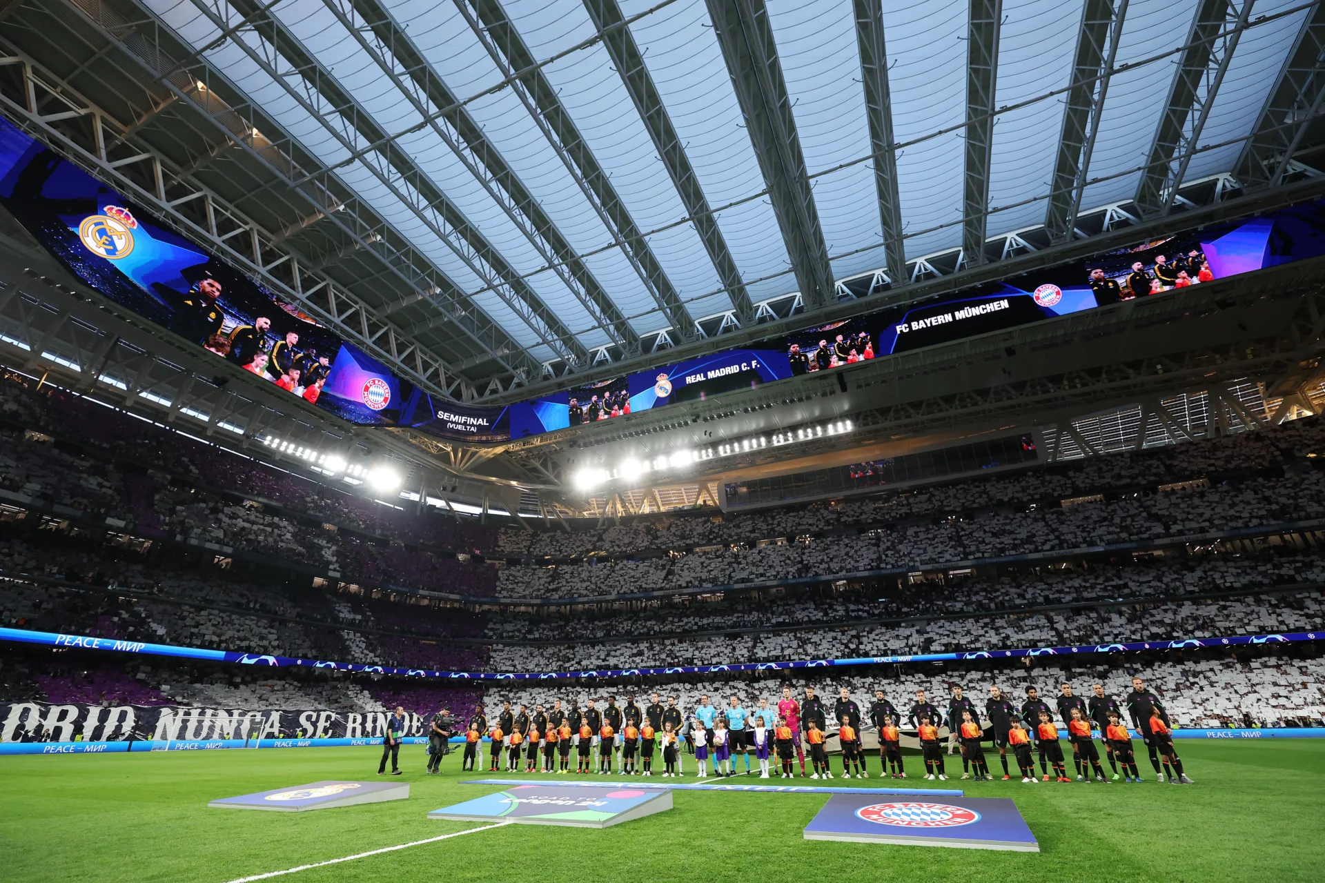 Entradas para el Real Madrid – Bayern de cuartos de Champions en el Bernabéu: precios, fechas de venta y cómo comprar Afición del Real Madrid formando un tifo en el Santiago Bernabéu durante un partido de Champions League ante el Bayern