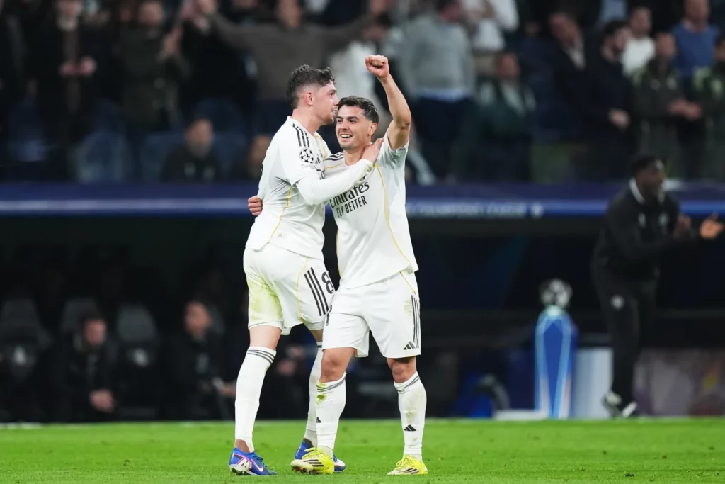 Brahim Díaz se abraza y celebra con Fede Valverde en un partido en el Santiago Bernabéu.
