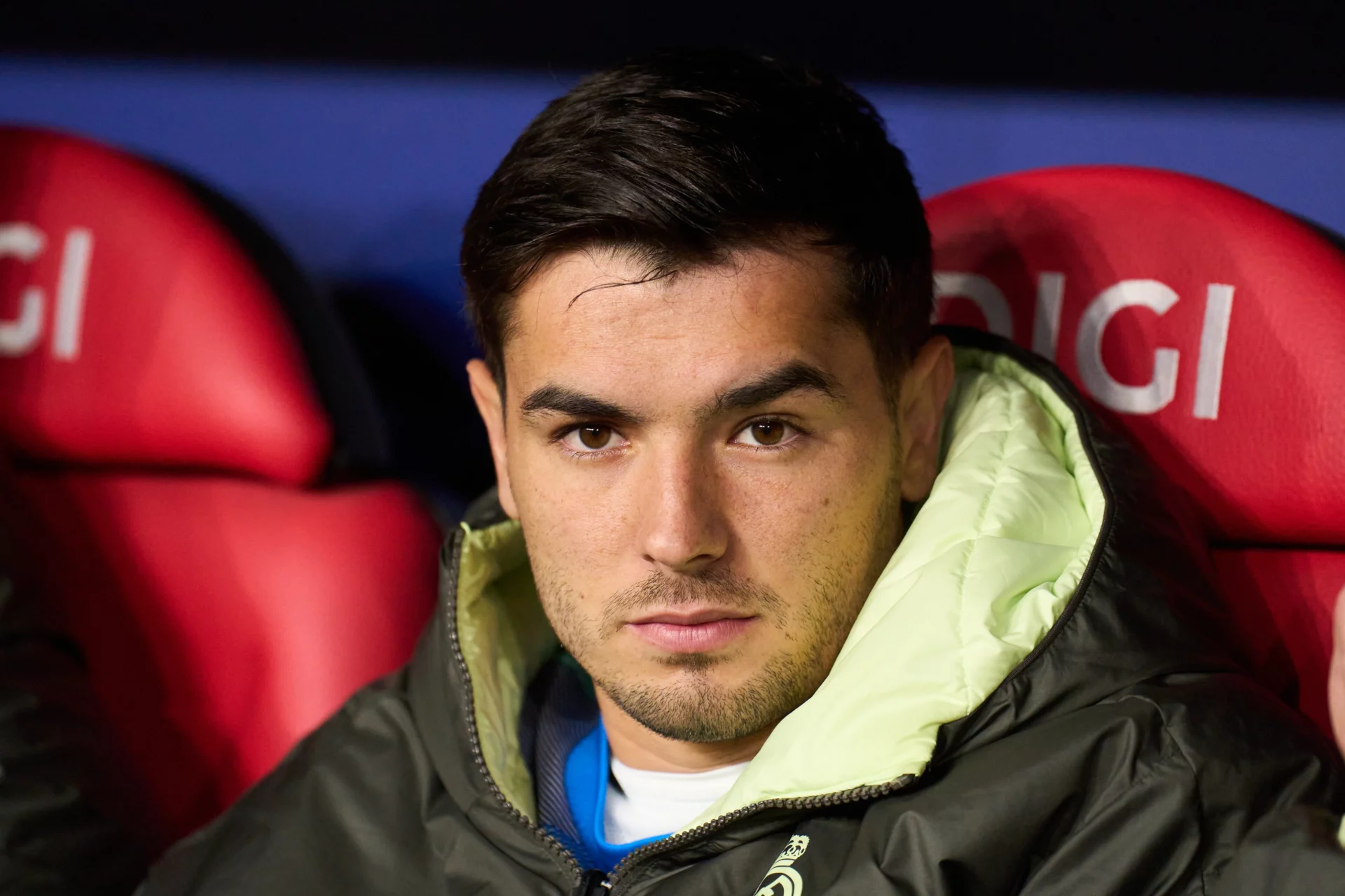 Brahim Díaz, suplente en el banquillo durante un partido del Real Madrid.