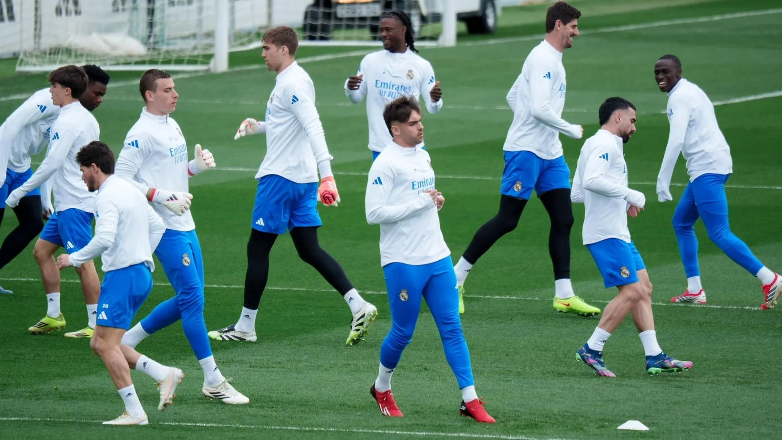 Eduardo Camavinga se entrena junto a sus compañeros antes del partido de Champions.