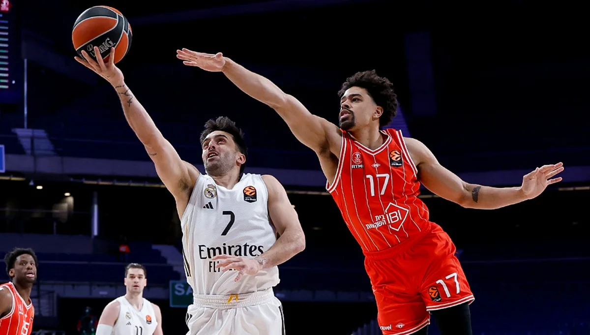 Facundo Campazzo realiza una bandeja ante un defensor del Hapoel Tel-Aviv