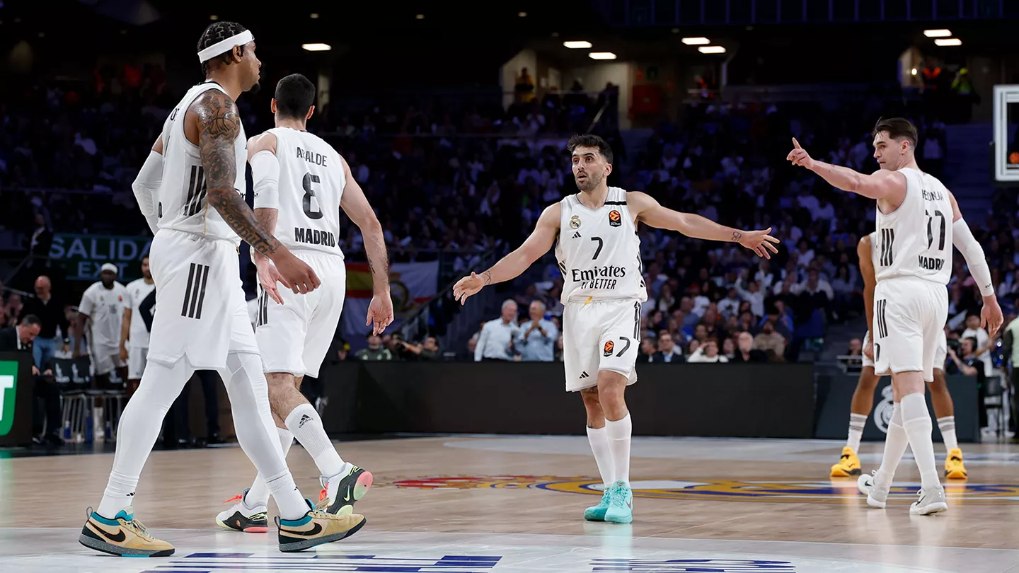Campazzo celebra con sus compañeros una canasta contra Valencia Basket
