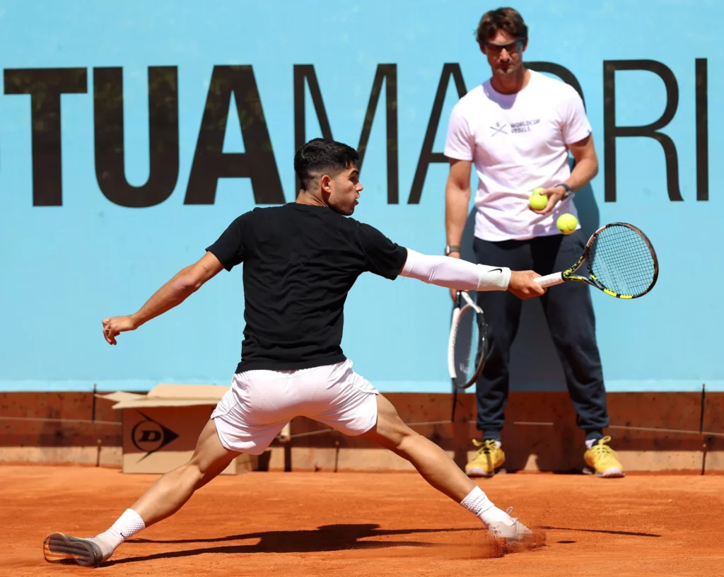 Carlos Alcaraz entrena en una edición pasada del Mutua Madrid Open.