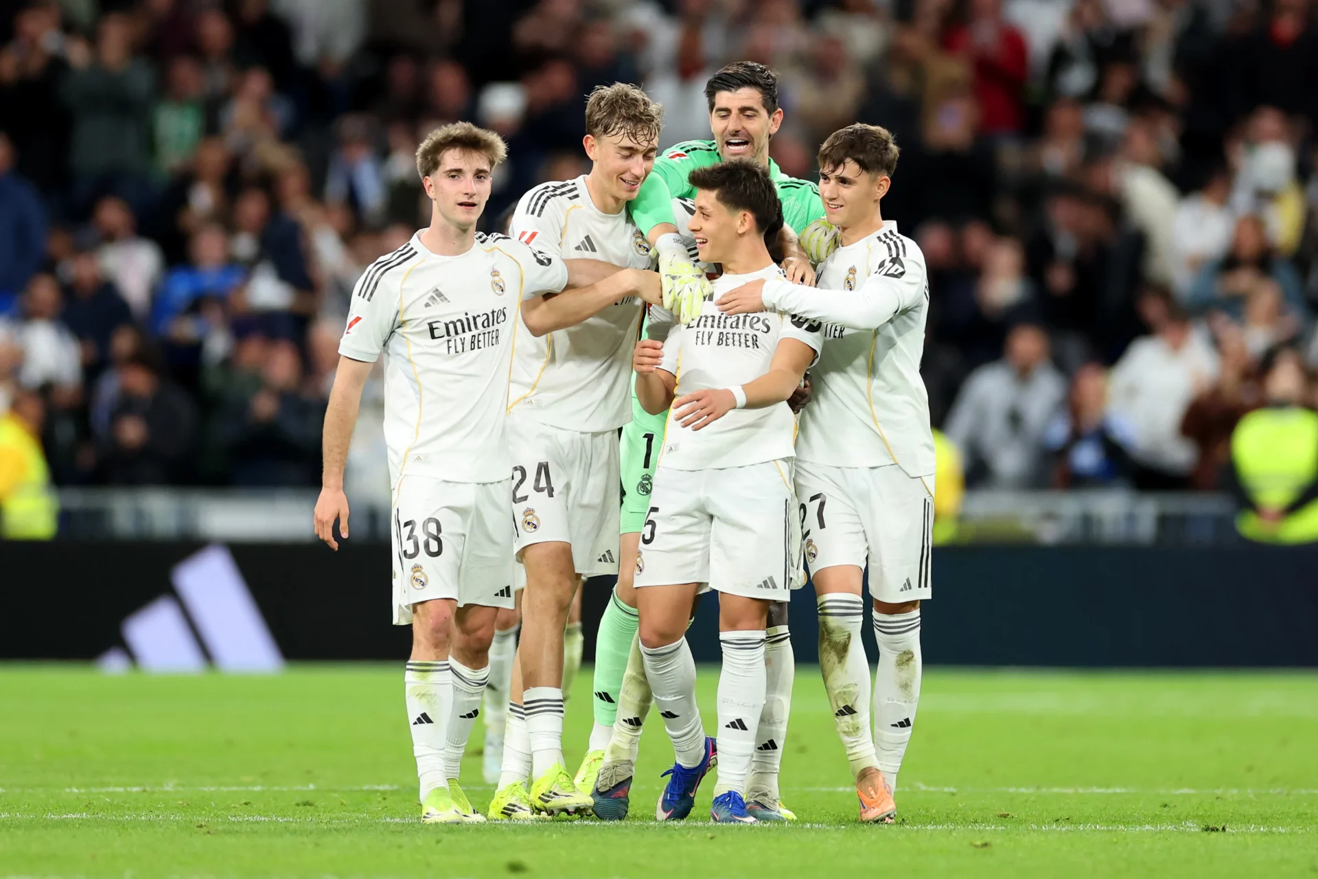 Los jugadores del Real Madrid celebran el gol de Arda Güler contra el Elche CF.