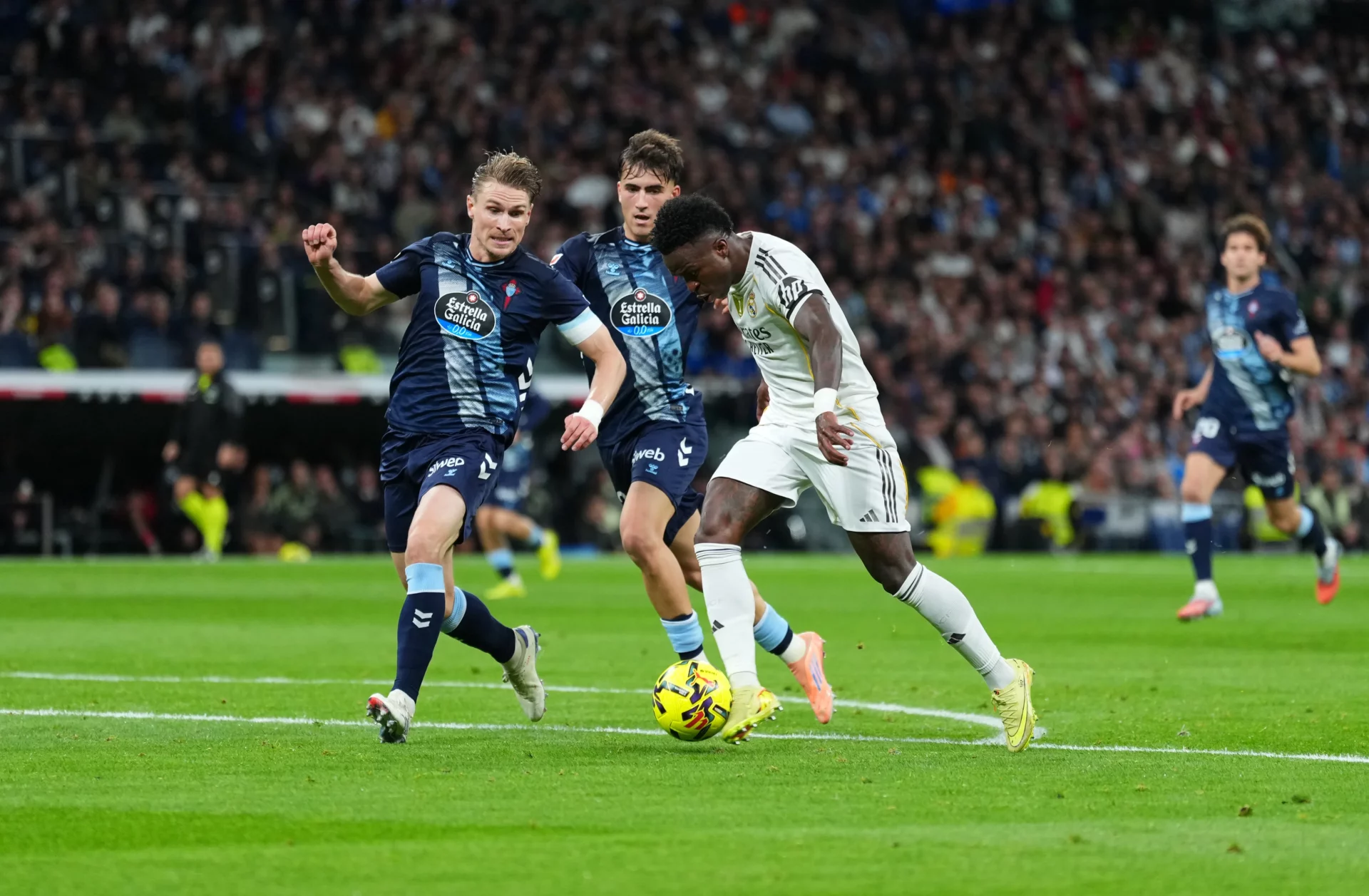 Jugadores de Celta y Real Madrid durante el partido de la primera vuelta de LaLiga.