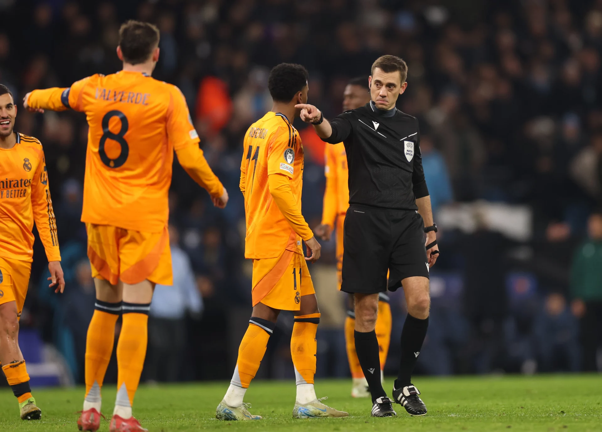 Clément Turpin arbitra un partido de Champions entre Real Madrid y Manchester City.
