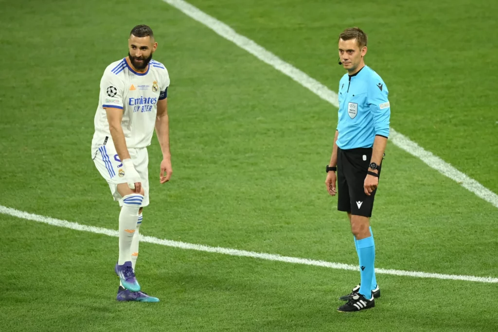 Clément Turpin, junto a Karim Benzema, en la final de la Champions League 2022.
