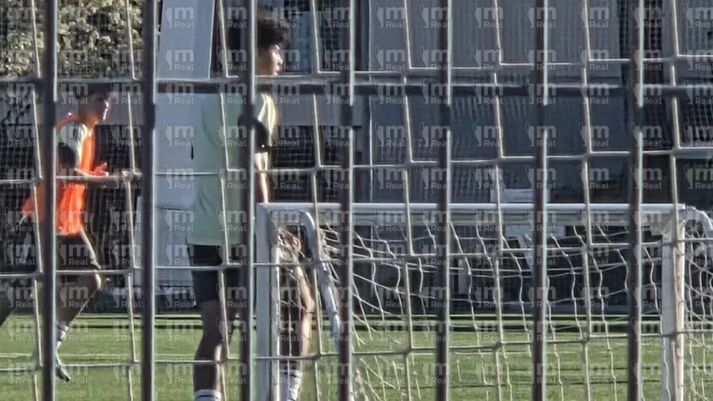 Cristiano Ronaldo Jr. observa atento en el entrenamiento en la Ciudad Real Madrid.