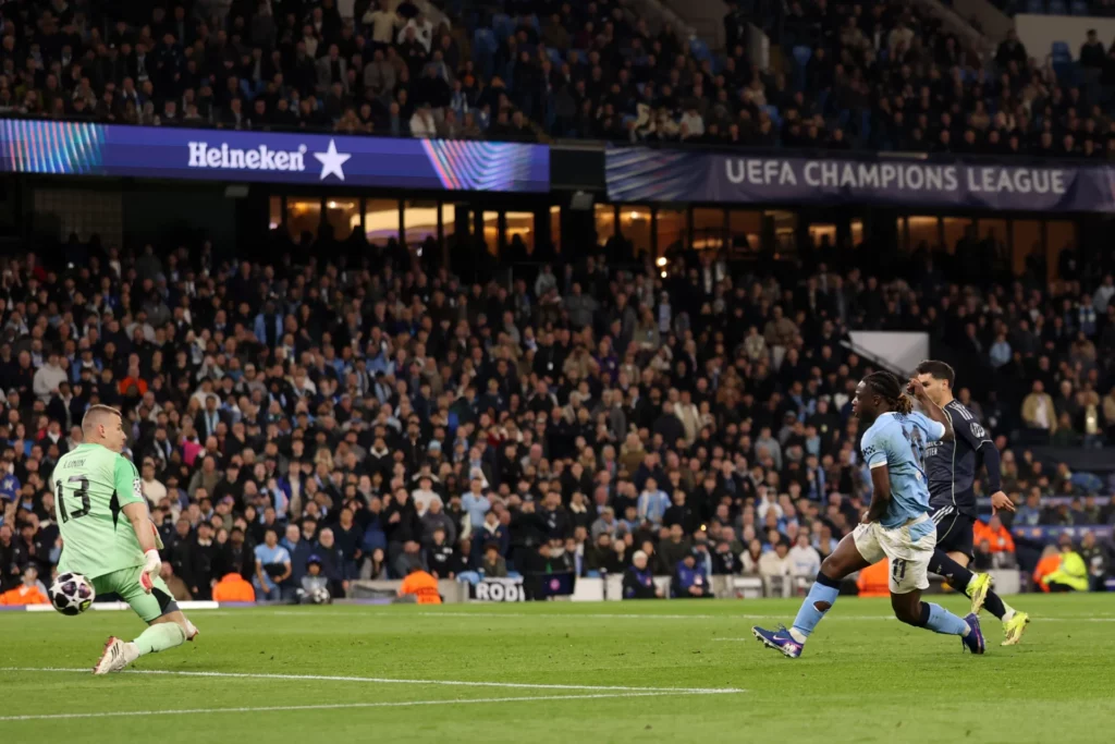 Doku remata ante Lunin en un gol anulado al Manchester City por el VAR.