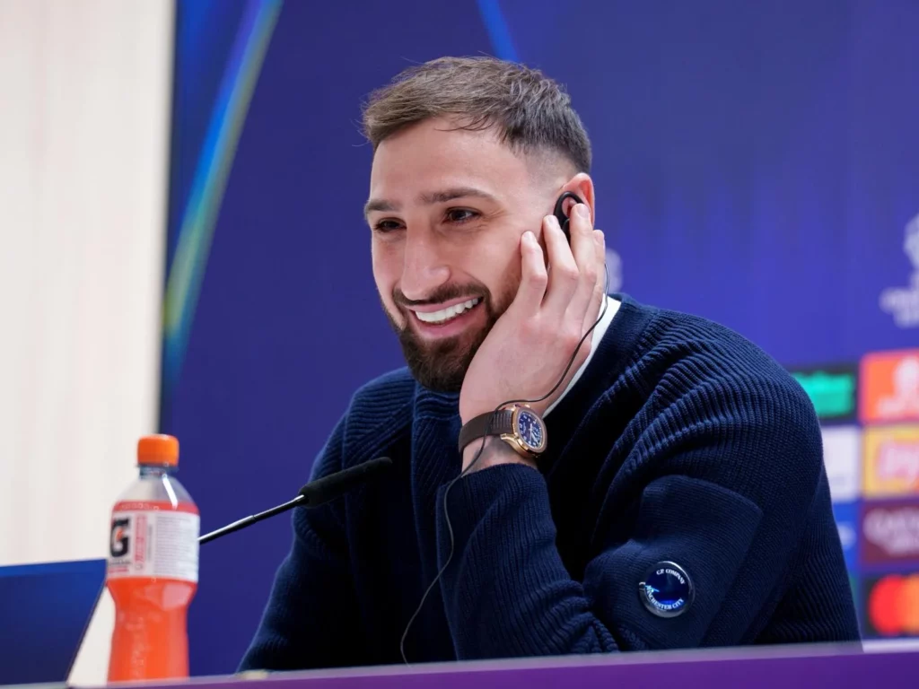 Gianluigi Donnarumma sonríe durante la rueda de prensa del Manchester City en el Santiago Bernabéu