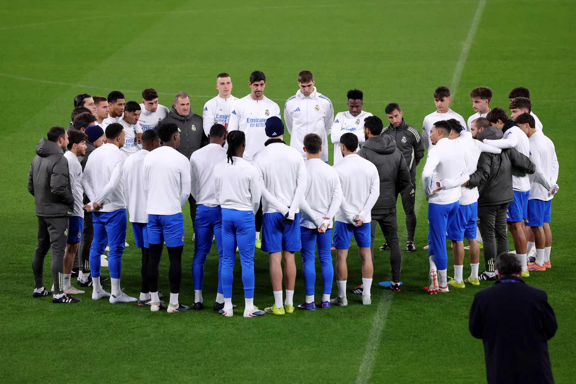 Álvaro Arbeloa da una charla a los jugadores del Real Madrid antes del entrenamiento en el Etihad Stadium.