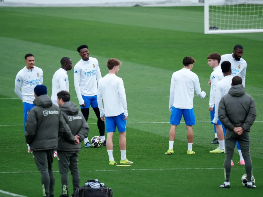 Jugadores del Real Madrid durante el entrenamiento previo a jugar contra el Manchester City.