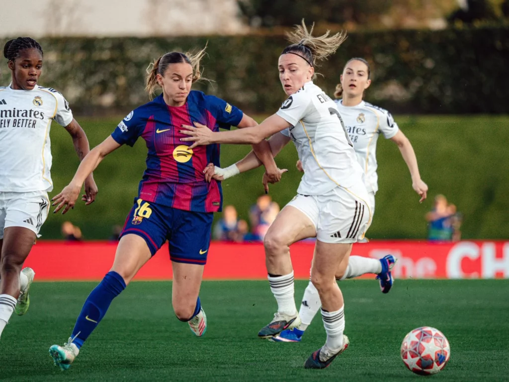 Eva Navarro frena a Serrajordi, durante la derrota del Real Madrid Femenino en el Clásico de Champions.