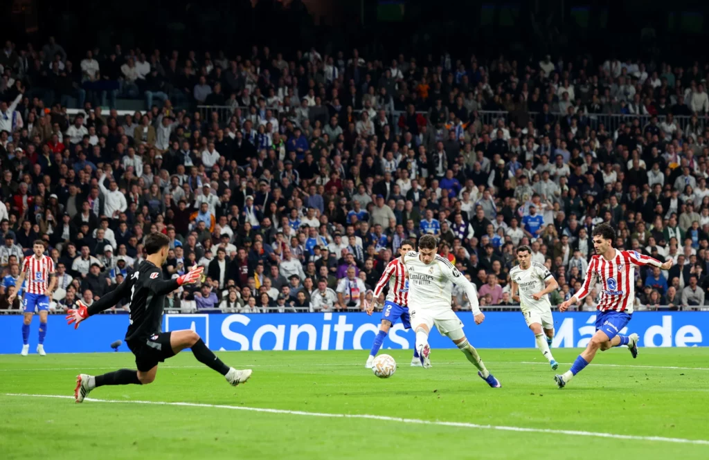 Fede Valverde remata con el exterior ante Musso para marcar el momentáneo 2-1 ante el Atlético.