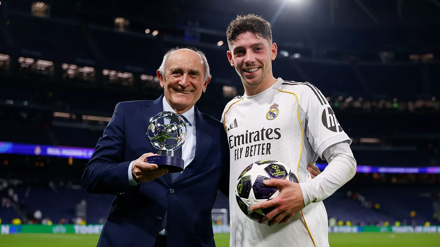 Fede Valverde posa junto a Pirri con el trofeo de MVP