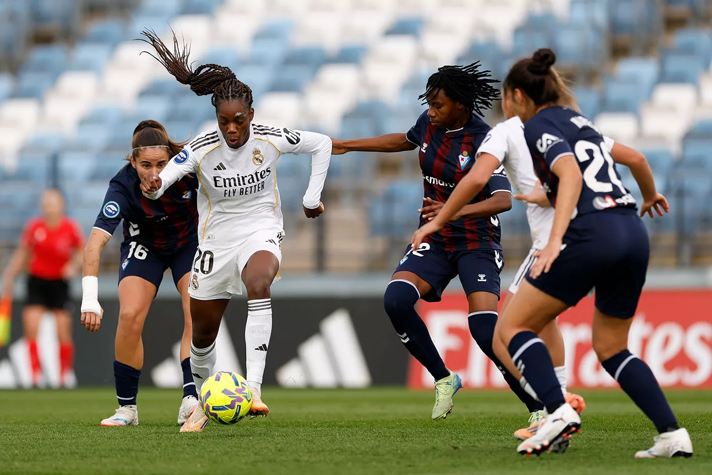 Naomie Feller, durante un partido de Liga F entre Real Madrid Femenino y Eibar