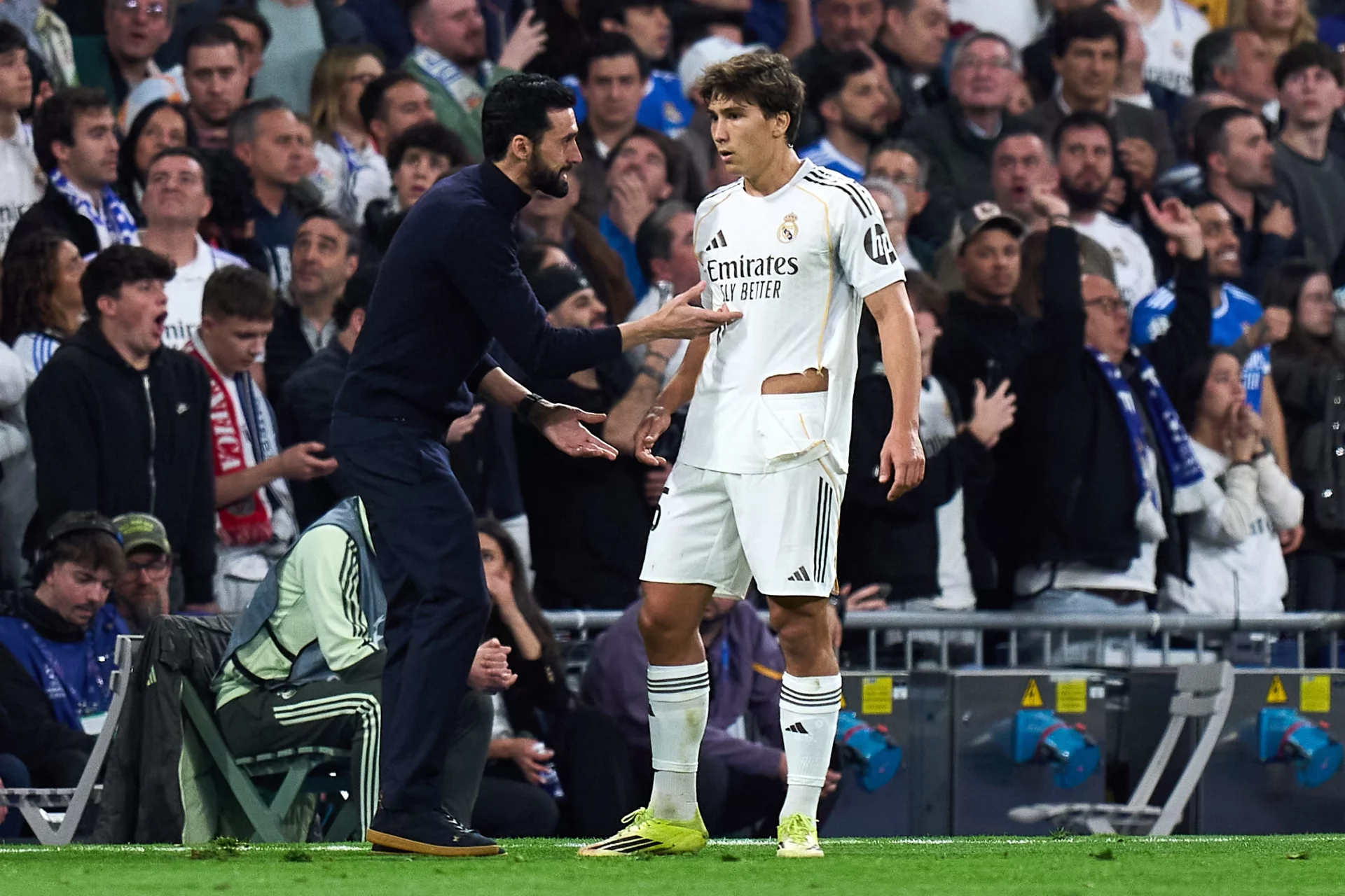 Gonzalo García recibe instrucciones de Arbeloa durante un partido del Real Madrid en el Santiago Bernabéu.