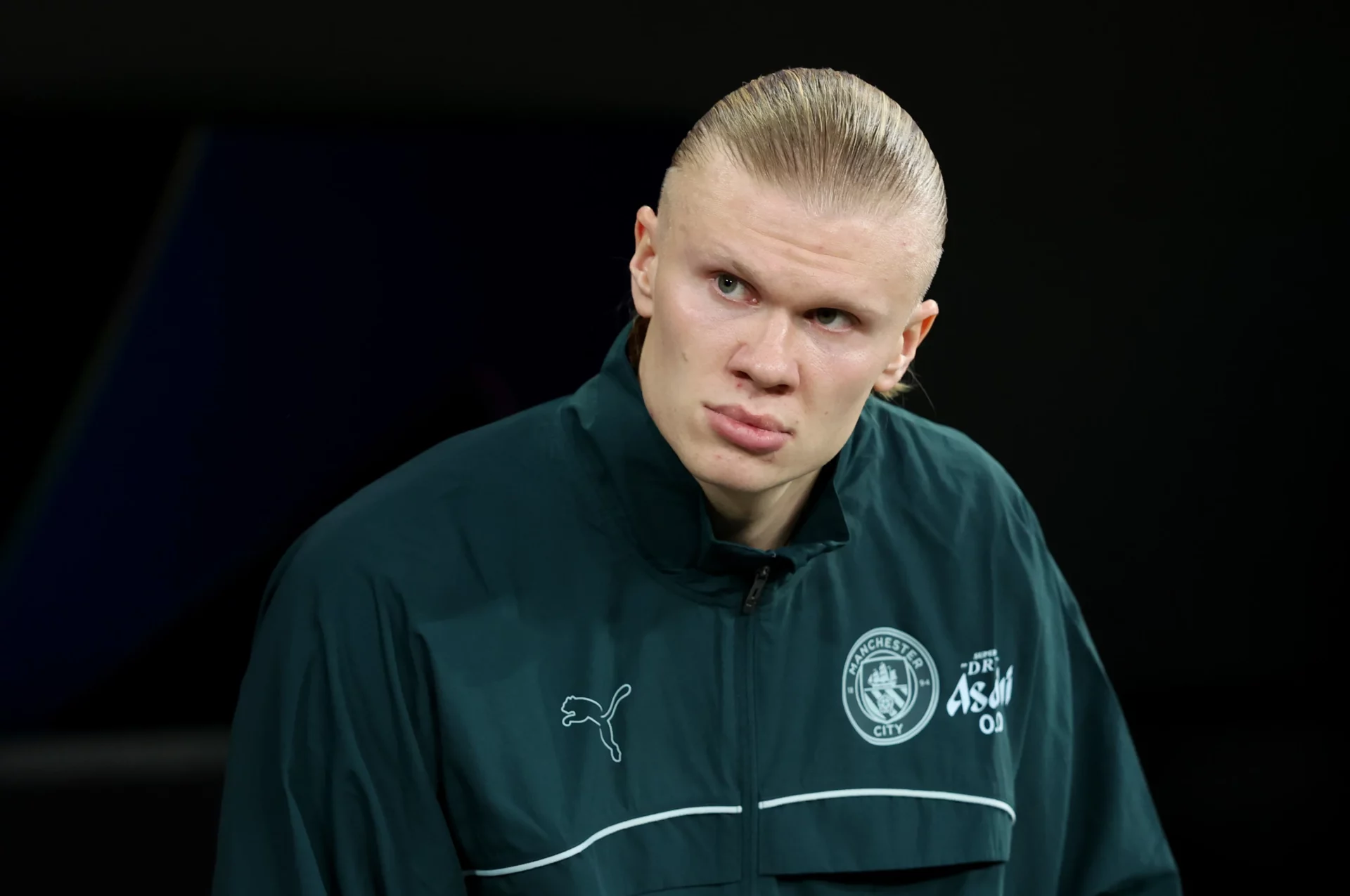 Erling Haaland entrando al césped del Santiago Bernabéu antes de un partido de Champions
