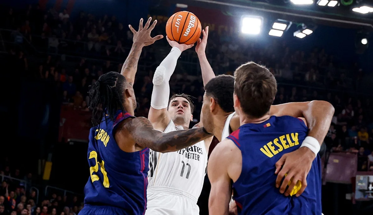 Barça 76-95 Real Madrid: Exhibición triplista que vale un nuevo Clásico Mario Hezonja lanza a canasta durante la victoria del Real Madrid en el Clásico de Liga Endesa.