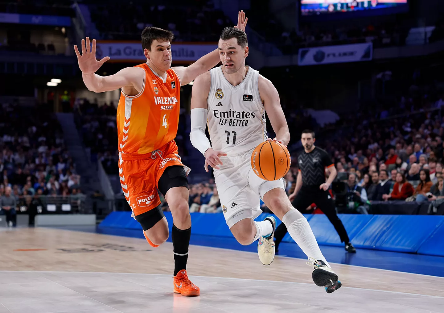 Mario Hezonja y Jaime Pradilla en un Real Madrid - Valencia Basket.