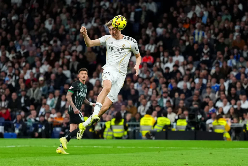 Dean Huijsen remata de cabeza para marcar gol contra el Elche CF.