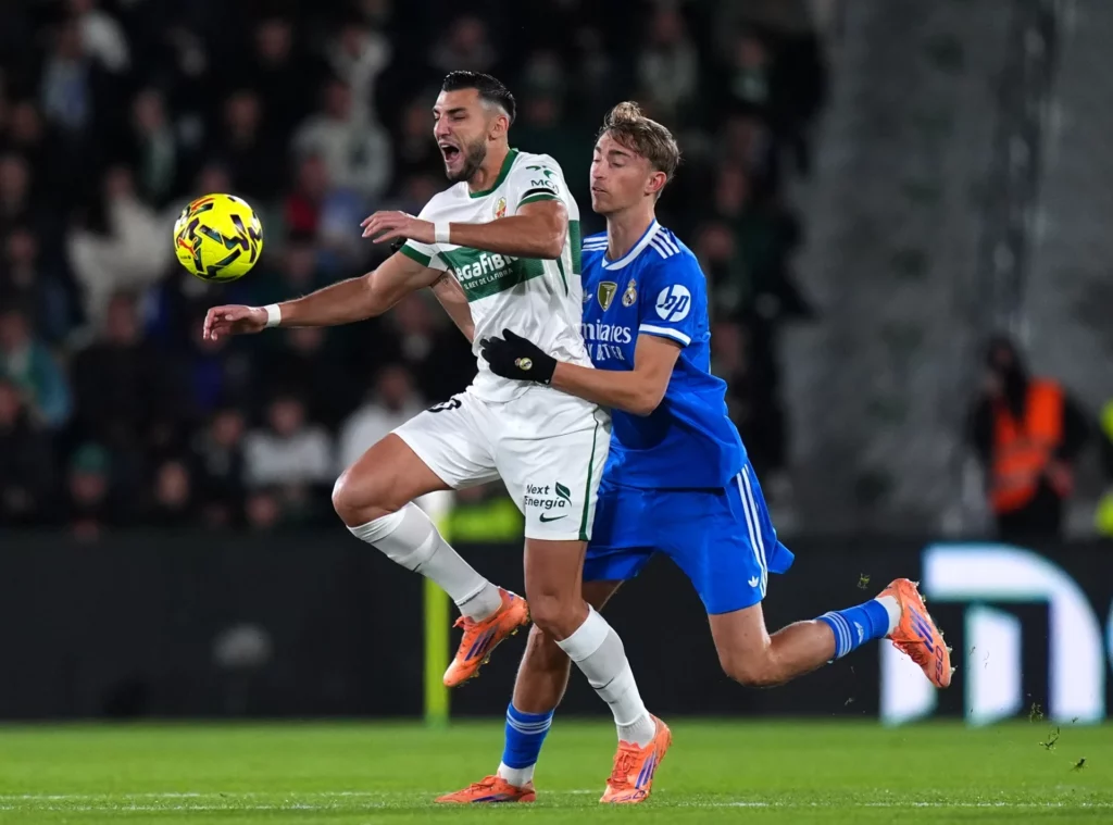 Dean Huijsen agarra a Rafa Mir durante un partido de LaLiga entre Real Madrid y Elche.