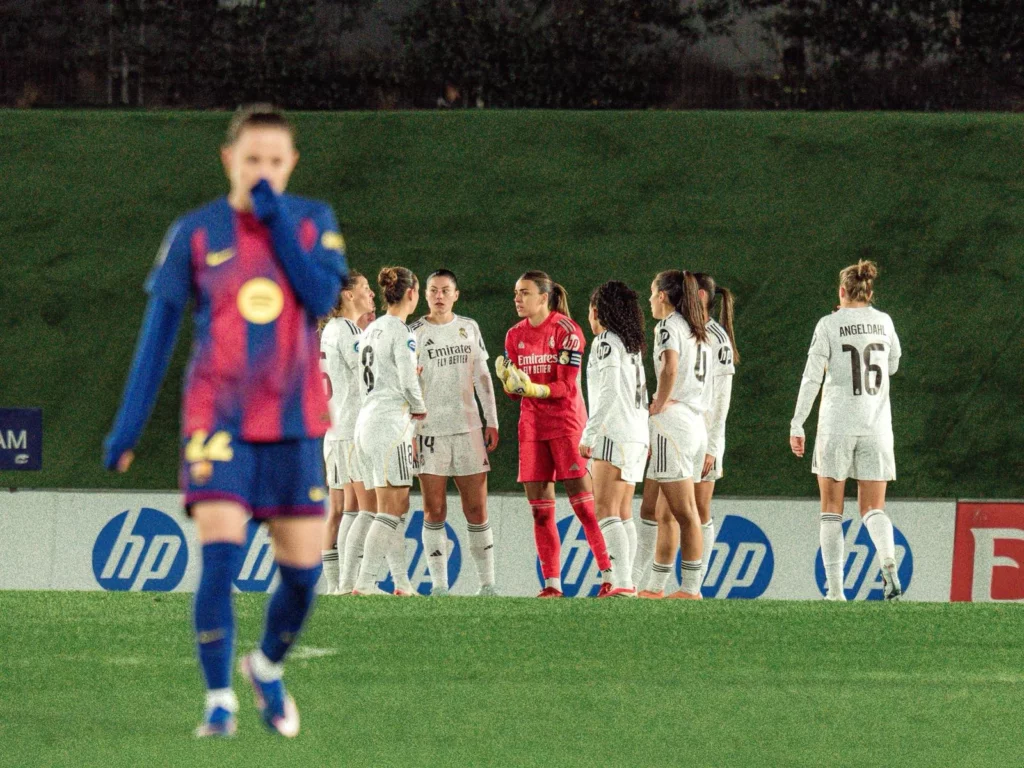 Las jugadoras del Real Madrid Femenino se reúnen tras recibir un gol del Barcelona en el Clásico de Liga F.