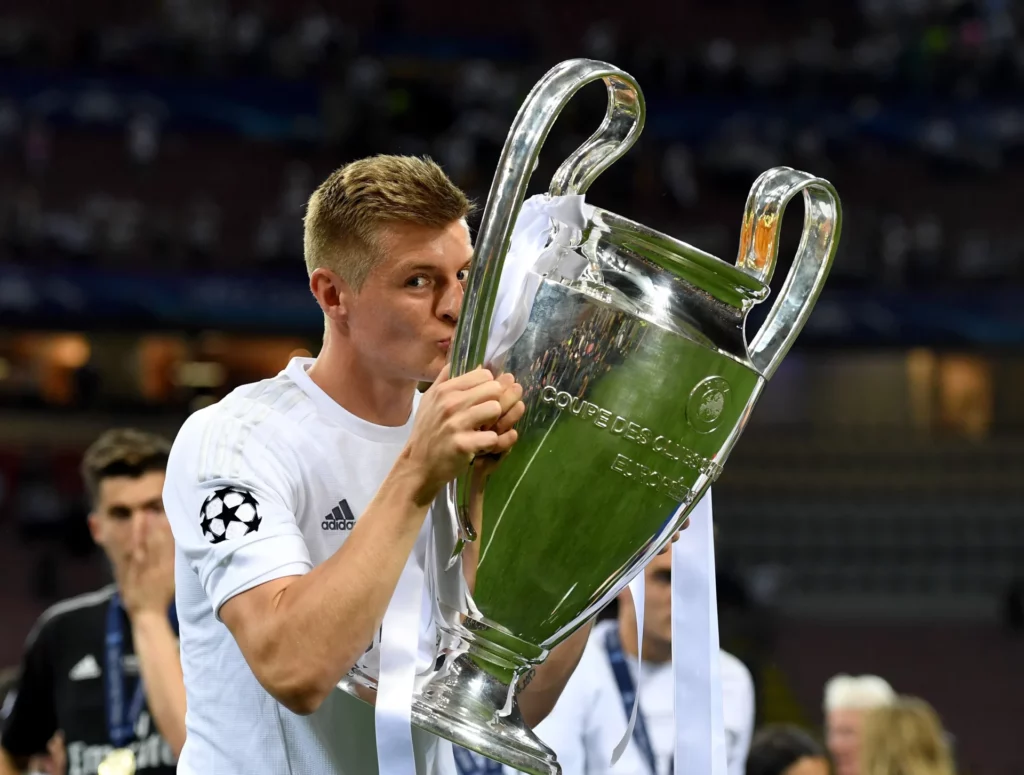 Toni Kroos da un beso al trofeo de la Champions League después de ganar la final de 2016.