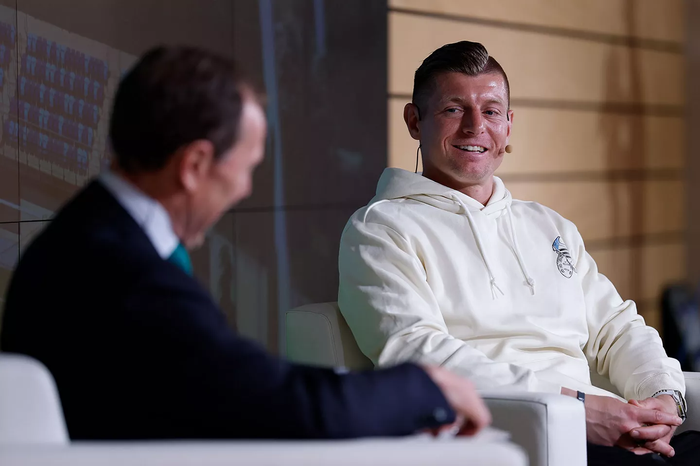 Toni Kroos, junto a Emilio Butragueño, en la charla en la que ha hablado sobre las tres Champions seguidas del Real Madrid.