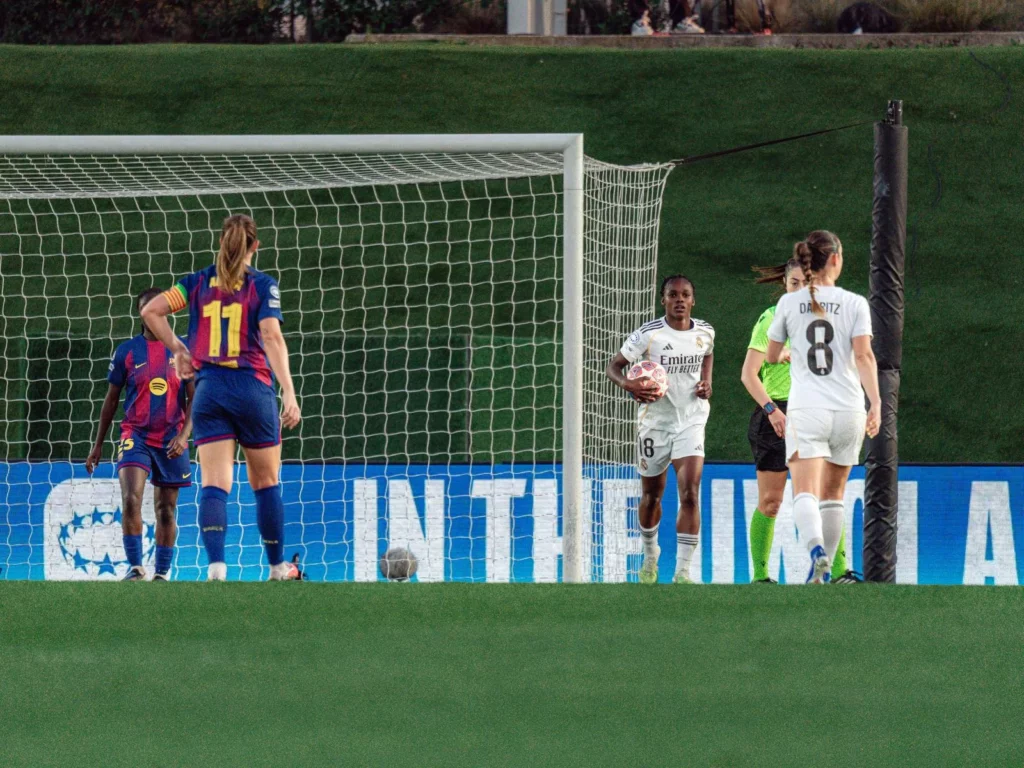 Linda Caicedo recoge el balón de al red tras marcar un gol con el Real Madrid Femenino al Barcelona.