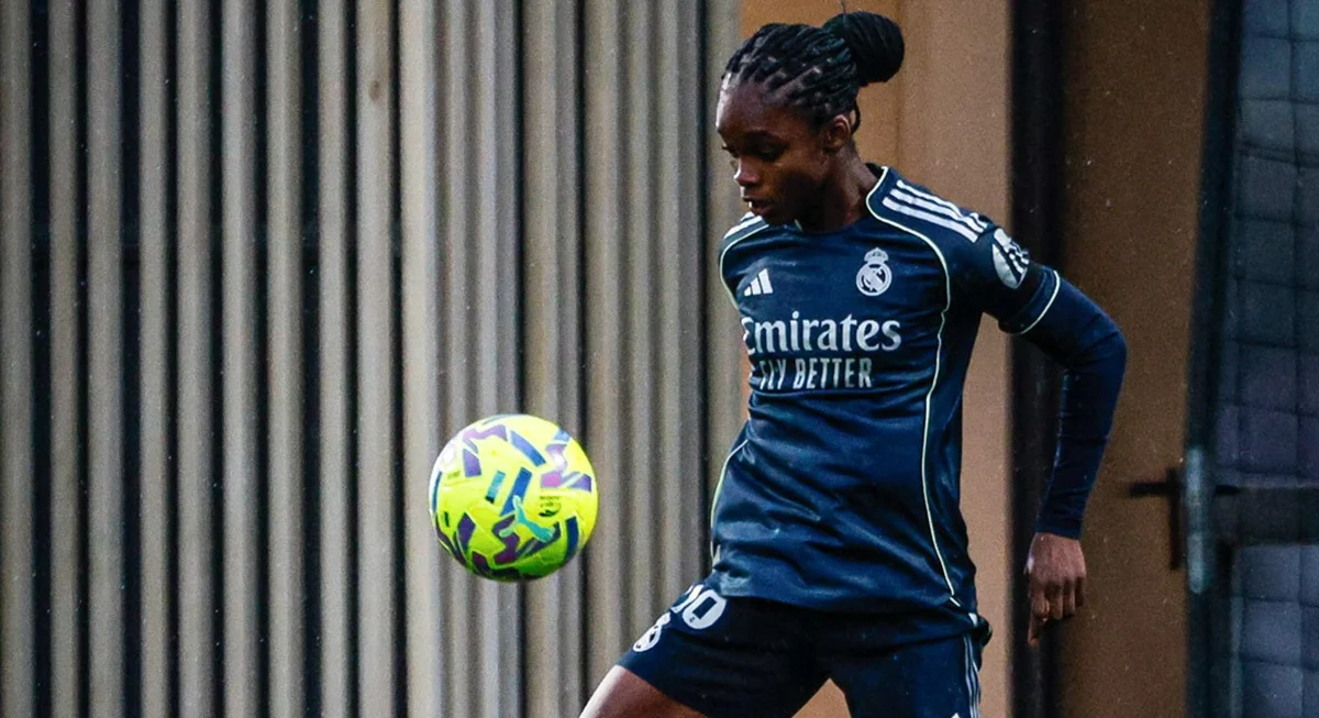 Linda Caicedo controla un balón durante la victoria del Real Madrid Femenino en Zubieta.
