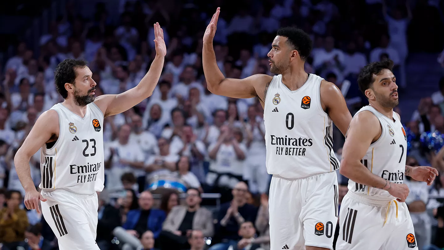 Real Madrid 82-71 Anadolu Efes: Victoria de valor ante un combativo Efes Sergio Llull, Trey Lyles y Facundo Campazzo durante la victoria de Real Madrid ante Anadolu Efes.
