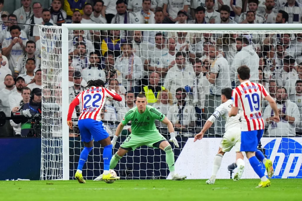 Ademola Lookman remata ante Andriy Lunin para marcar el primer gol del Atlético en el derbi.