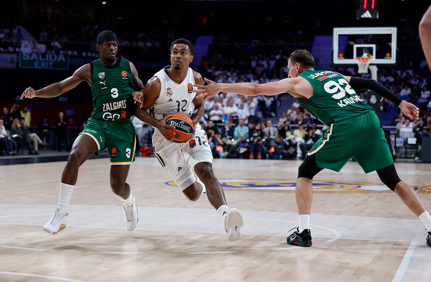 Maledon entra a canasta durante un partido de Euroliga entre Real Madrid y Zalgiris Kaunas.