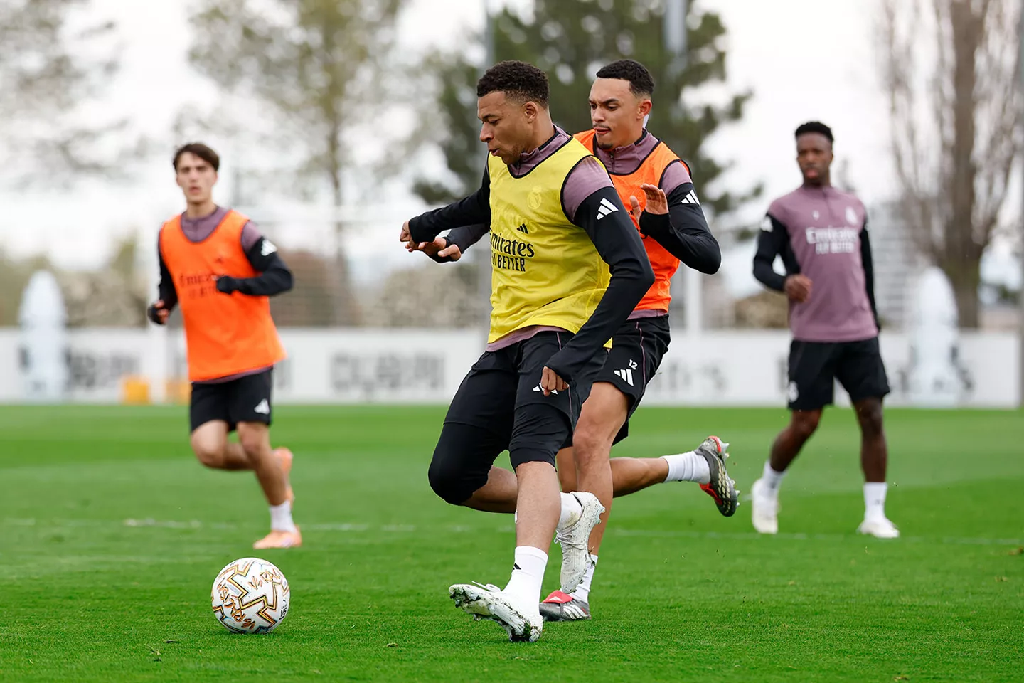 Mbappé, junto a Trent, en el último entrenamiento del Real Madrid en Valdebebas antes del derbi