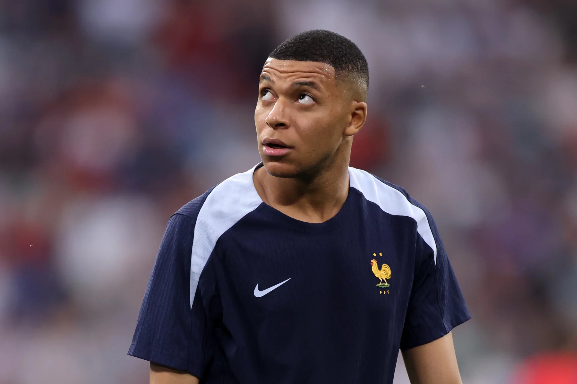 Mbappé desmiente el error en su revisión de rodilla: «Me siento bien de ambas» Kylian Mbappé durante el calentamiento con la selección de Francia antes de un partido